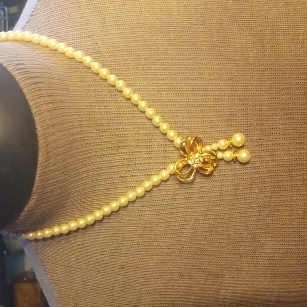 Avon pearlesque necklace bracelet and earrings